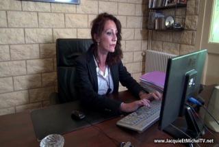 Jacquieetmicheltv - Lyna s'accorde une pause sexe !